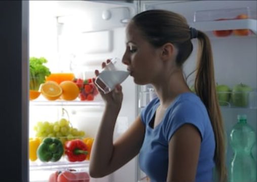 STUDIMI: Disa arsye pse duhet të pimë qumësht para se të shkojmë në shtrat për të fjetur STUDIMI: Disa arsye pse duhet të pimë qumësht para se të shkojmë në shtrat për të fjetur