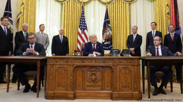 Trump zbulon detajet e Paktit: Vuçiç dhe Hoti u përqafuan në Zyrën Ovale, ishte e bukur ta shihje! Dikur ata vriteshin mes tyre!