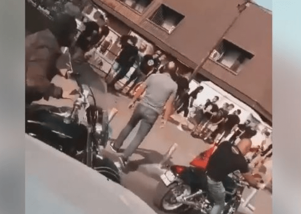 Tifozët e Vardarit me thirrje raciste, por ia mbathin me vrap kur vijnë shqiptarët (Video) Tifozët e Vardarit me thirrje raciste, por ia mbathin me vrap kur vijnë shqiptarët (Video)