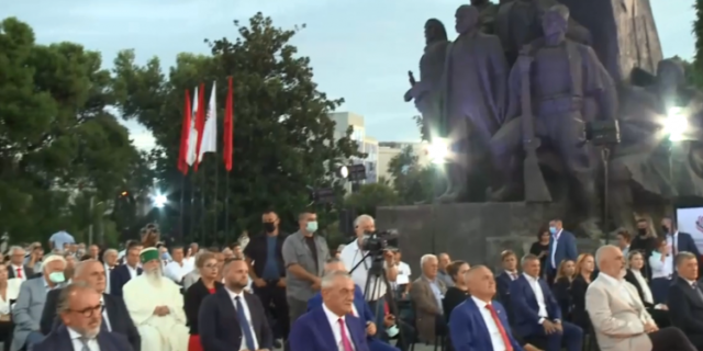 “Duhet t’u jemi borxhlinj vlonjatëve”! Rama, batuta me Ruçin: Mos mu mërzit Gramoz se nuk e përjashton ndjenjën borxhli ndaj Tepelenës që e ka ndihmuar gjithnjë Vlorën “Duhet t’u jemi borxhlinj vlonjatëve”! Rama, batuta me Ruçin: Mos mu mërzit Gramoz se nuk e përjashton ndjenjën borxhli ndaj Tepelenës që e ka ndihmuar gjithnjë Vlorën