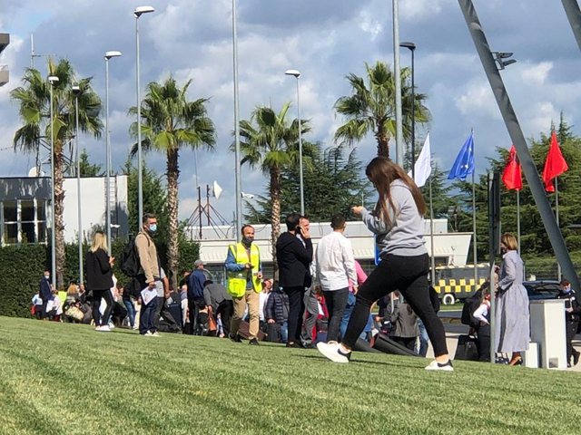 Alarm për b.ombë në aeroportin e Rinasit, udhëtarë e punonjës braktisin terminalin Alarm për b.ombë në aeroportin e Rinasit, udhëtarë e punonjës braktisin terminalin