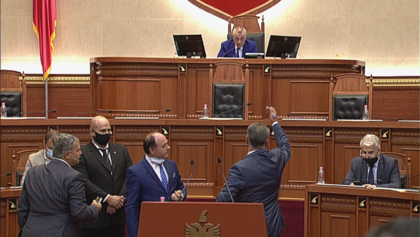 Debate të forta mes Gramoz Ruçit dhe Adriatik Alimadhit: Komunist i ndyrë, e di çfarë të bëj apo jo? Debate të forta mes Gramoz Ruçit dhe Adriatik Alimadhit: Komunist i ndyrë, e di çfarë të bëj apo jo?