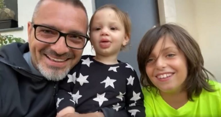 Saimir Tahiri publikon videon me dy djemtë e tij: Si fjalimi i parë, jo keq Saimir Tahiri publikon videon me dy djemtë e tij: Si fjalimi i parë, jo keq