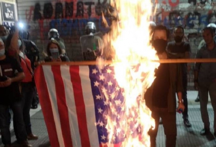 Vizita e Pompeos në Greqi, shpërthejnë protestat në Athinë e Selanik, digjet flamuri amerikan