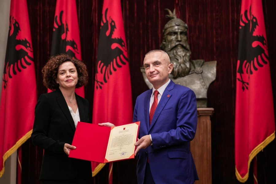 Metës i hiqen duart edhe nga Kolegji Zgjedhor, anëtarët e rinj do të betohen para KLGJ, PD-PS e nxjerrin jashtë loje me paktin e 5 qershorit Metës i hiqen duart edhe nga Kolegji Zgjedhor, anëtarët e rinj do të betohen para KLGJ, PD-PS e nxjerrin jashtë loje me paktin e 5 qershorit