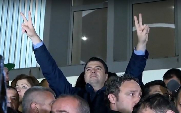 Basha ankohet për krizë, sekretarët e PD ndajnë dhjetëra mijëra euro fitim me kompanitë e tyre, kupola blu tendera, pallate e biznese në lulëzim Basha ankohet për krizë, sekretarët e PD ndajnë dhjetëra mijëra euro fitim me kompanitë e tyre, kupola blu tendera, pallate e biznese në lulëzim