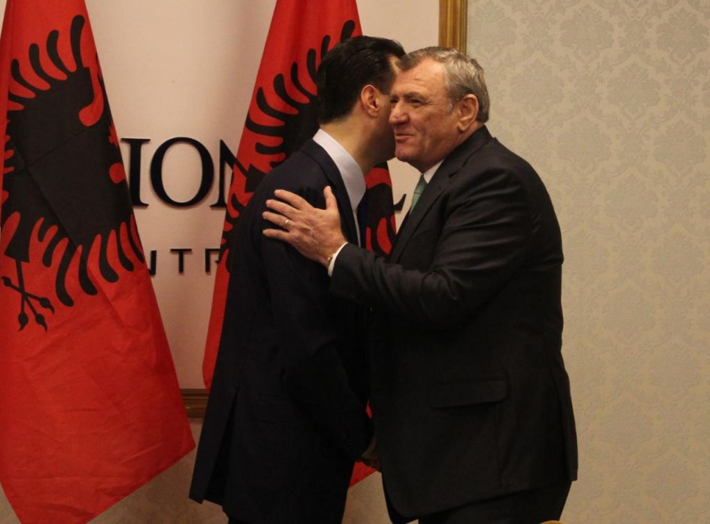 Përçahet “tufa” pa lidhje politike! Agron Duka, presion Bashës: Mund të dal vetëm në zgjedhje, pres oferta nga Rama Përçahet “tufa” pa lidhje politike! Agron Duka, presion Bashës: Mund të dal vetëm në zgjedhje, pres oferta nga Rama