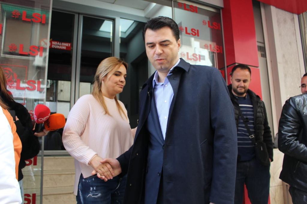 Kush po tallet me këta?! Luli dhe Moni përballë Edi Ramës në Durrës?! Sa ide qesharake!