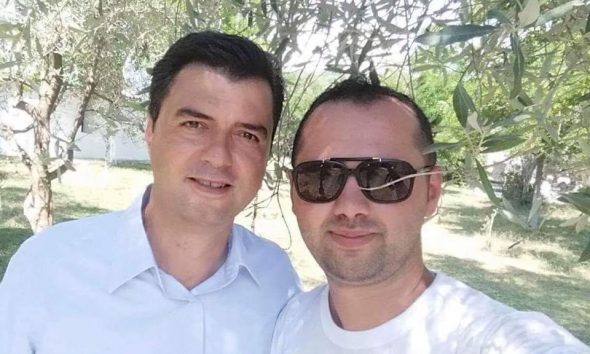 “Natën shet bar, ditën bënë mullar në SHQUP”: Ja kush është trafikanti i Lulzim Bashës që sulmoi Topallin!