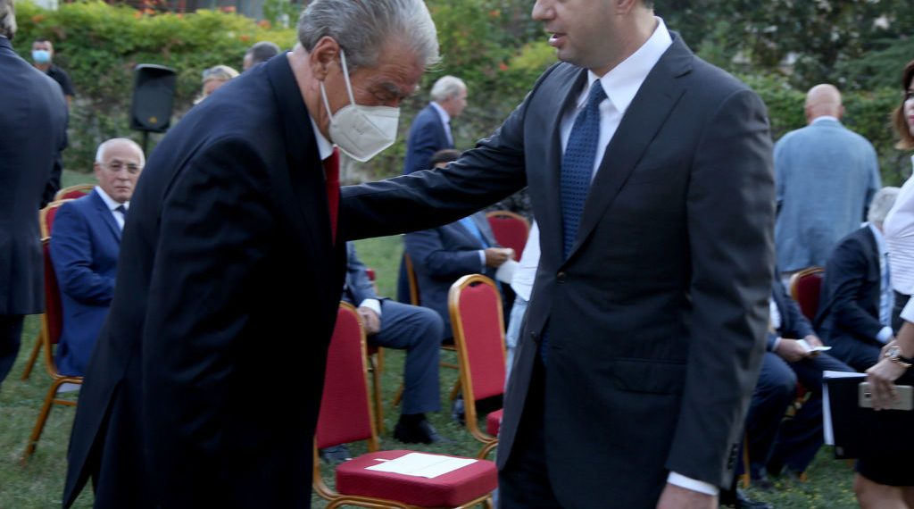 Si e kthyen zogjtë e SHQUP-it Berishën, në dordolecin “Ish Kryeministër” Si e kthyen zogjtë e SHQUP-it Berishën, në dordolecin “Ish Kryeministër”