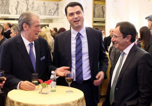 Vetëkandidimi i Berishës dhe komedia e Komisionit “Nishani” Vetëkandidimi i Berishës dhe komedia e Komisionit “Nishani”