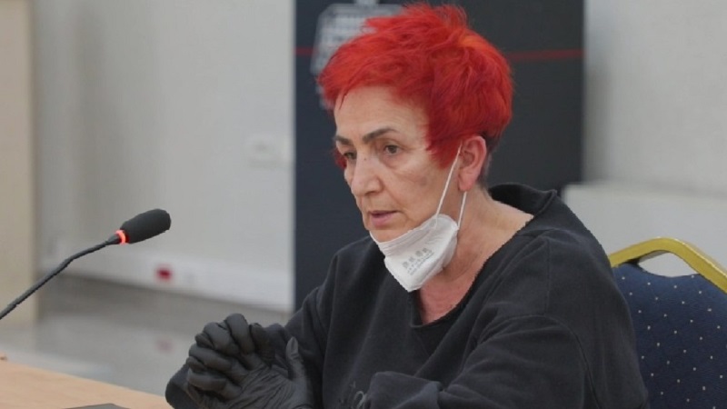 “Mami të do shumë, por duhet t’u shërbej pacientëve”, shefja e Spitalit Infektiv mungon në ditëlindjen e vajzës “Mami të do shumë, por duhet t’u shërbej pacientëve”, shefja e Spitalit Infektiv mungon në ditëlindjen e vajzës