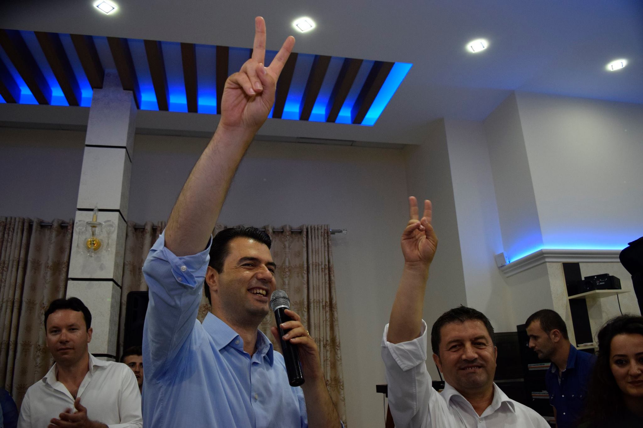 Tjetërsuan pronat tek “Rana e Hedhun”, 4 vite b.urg për kryebashkiakun Fran Frrokaj dhe dy zyrtarë të tjerë Tjetërsuan pronat tek “Rana e Hedhun”, 4 vite b.urg për kryebashkiakun Fran Frrokaj dhe dy zyrtarë të tjerë