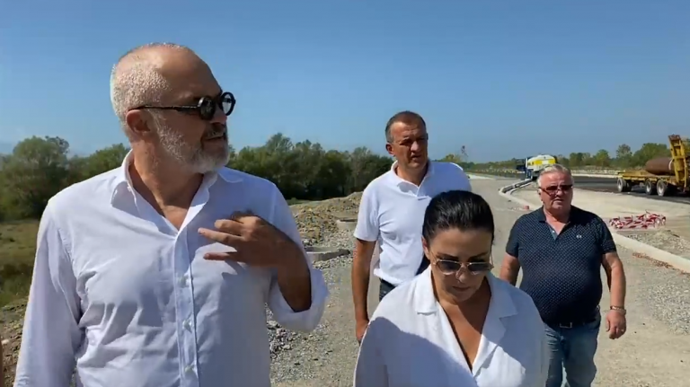 Rama inspekton Bypassin e Shkodrës dhe thumbon Voltana Ademin: Të shohë dhe të pastrojë Zimbabven në hyrje të qytetit që të rrëqethë mishin Rama inspekton Bypassin e Shkodrës dhe thumbon Voltana Ademin: Të shohë dhe të pastrojë Zimbabven në hyrje të qytetit që të rrëqethë mishin