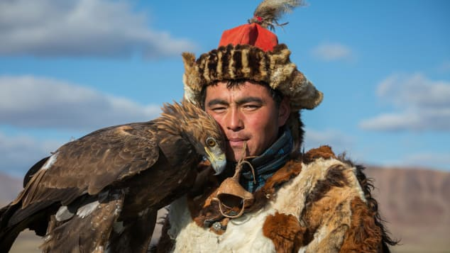 “Vajzat çmenden për të”! Jenisbek Tserik, gjuetari më i tmerrshëm i shqiponjave në Mongoli