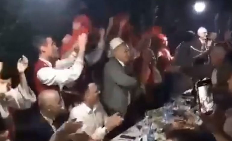 DALIN PAMJET/ “Kam vesh fustan jeshil, hajde se jam vetëm o në shtëpi”! Ilir Meta “tërbohet” në kohë pandemie