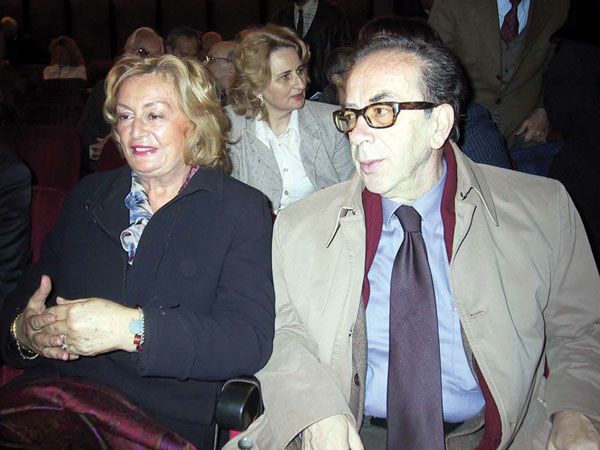 Qyteti juaj është bërë më i bukur’, Kadare rikthehet në Vlorë pas 20 vitesh dhe takon … Qyteti juaj është bërë më i bukur’, Kadare rikthehet në Vlorë pas 20 vitesh dhe takon …