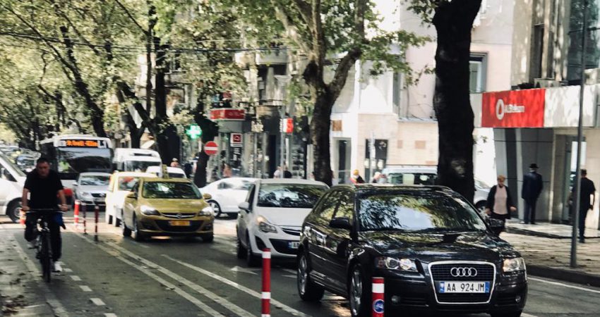 Korsitë e biçikletave dhe pallatet zhdukin vendet e parkimeve në Tiranë! Brenda lagjeve nisin sherret për një vend parkimi
