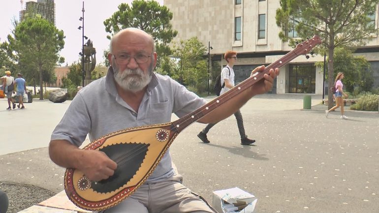 Aktori i madh Çun Lajçi befason në Sheshin Skënderbej…shet librat: Ramën e mallkova për teatrin, por e dua si artist Aktori i madh Çun Lajçi befason në Sheshin Skënderbej…shet librat: Ramën e mallkova për teatrin, por e dua si artist