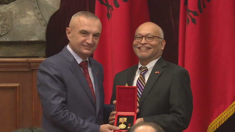 Ligji për presidentin, mazhoranca do të kufizojë “abuzimet” me dekorimet elektorale Ligji për presidentin, mazhoranca do të kufizojë “abuzimet” me dekorimet elektorale