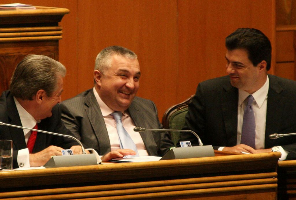 Skenari Berisha-Meta që nxjerr me “këpucë të kuqe” Lulzim Bashën: Njëri president, tjetri kryeministër e ministër i Brendshëm ndërsa Luli… “ngrohet në diell” Skenari Berisha-Meta që nxjerr me “këpucë të kuqe” Lulzim Bashën: Njëri president, tjetri kryeministër e ministër i Brendshëm ndërsa Luli… “ngrohet në diell”