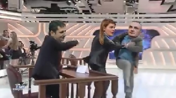 Ky të gajas me humorin e tij për të … Kryemadhi s’më erdhi në takim: S’ka më nepotizëm burrë e grua në një parti Ky të gajas me humorin e tij për të … Kryemadhi s’më erdhi në takim: S’ka më nepotizëm burrë e grua në një parti