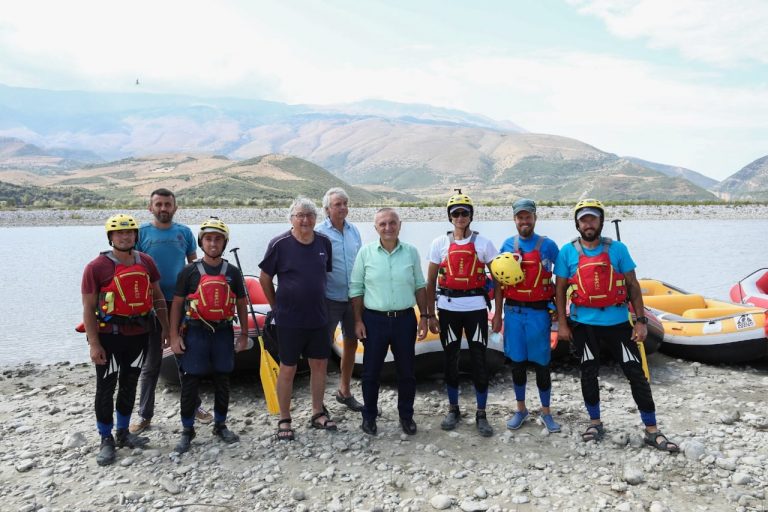 Rama i përgjigjet Metës: Ta kishe mbrojtur Vjosën kur ishte zv. shefi i qeverisë, siç mbron sot rrezikun imagjinar i hidrocentraleve Rama i përgjigjet Metës: Ta kishe mbrojtur Vjosën kur ishte zv. shefi i qeverisë, siç mbron sot rrezikun imagjinar i hidrocentraleve