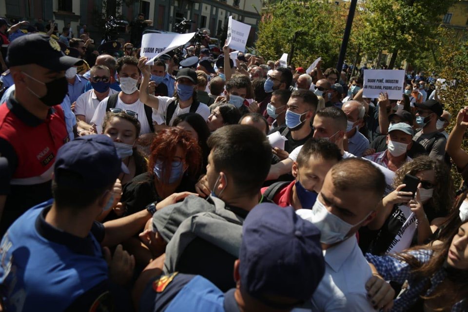 Prej më shumë se dy orësh në protestë, naftëtarët e Ballshit kërkojnë shlyerjen e 27 pagave të prapambetura Prej më shumë se dy orësh në protestë, naftëtarët e Ballshit kërkojnë shlyerjen e 27 pagave të prapambetura