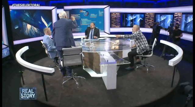 Tensionohet situata, Nazarko ngrihet në këmbë dhe i drejtohet Teliti: Lëri këto budallallëqe, se ika fare! Më dëgjo që të mësosh Tensionohet situata, Nazarko ngrihet në këmbë dhe i drejtohet Teliti: Lëri këto budallallëqe, se ika fare! Më dëgjo që të mësosh