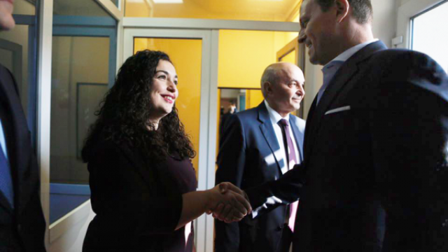 “Nuk u arrit ajo që ishte premtuar”, Grenell i përgjigjet Vjosa Osmanit: Është e çuditshme që ti të ankohesh, nuk ke dhënë asnjë ide “Nuk u arrit ajo që ishte premtuar”, Grenell i përgjigjet Vjosa Osmanit: Është e çuditshme që ti të ankohesh, nuk ke dhënë asnjë ide