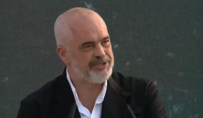 Edi Rama nuk i ndahet Vlorës: Jam deputeti juaj, mos dëgjoni thashethemet, tani radhën e ka aeroporti! Më ikën mendja kur thonë dil shiko realitetin Edi Rama nuk i ndahet Vlorës: Jam deputeti juaj, mos dëgjoni thashethemet, tani radhën e ka aeroporti! Më ikën mendja kur thonë dil shiko realitetin