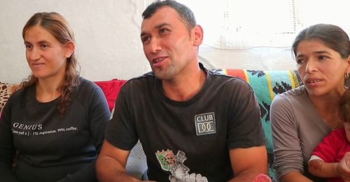 Një burrë me dy gra e shtatë fëmijë! Iliazi, Anifeja dhe Manushaqja: Jetojmë të lumtur së bashku Një burrë me dy gra e shtatë fëmijë! Iliazi, Anifeja dhe Manushaqja: Jetojmë të lumtur së bashku