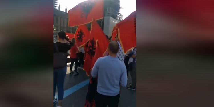 Shqiptarët “pushtojnë” rrugët e Londrës, marshim paqësor për votën e emigrantëve dhe reformën në Drejtësi