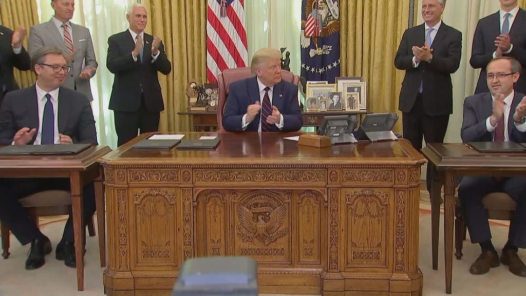 Vuçiç: Marrëveshjen e bëmë me SHBA, jo me Kosovën. Uashingtoni e përgënjeshtron Vuçiç: Marrëveshjen e bëmë me SHBA, jo me Kosovën. Uashingtoni e përgënjeshtron