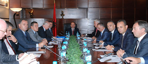 Çudira shqiptare: Gjyqtarët dhe prokurorët e shkarkuar për hajdutëri dhe tregëti me jetë njerëzish kanë ngritur…shoqatë! Shantazhojnë anëtarët e Vettingut Çudira shqiptare: Gjyqtarët dhe prokurorët e shkarkuar për hajdutëri dhe tregëti me jetë njerëzish kanë ngritur…shoqatë! Shantazhojnë anëtarët e Vettingut