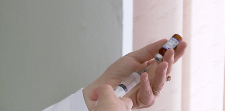 Të gjithë me sytë nga vaksina, nëfillim do të vaksinohen 20% e shqiptarëve Të gjithë me sytë nga vaksina, nëfillim do të vaksinohen 20% e shqiptarëve