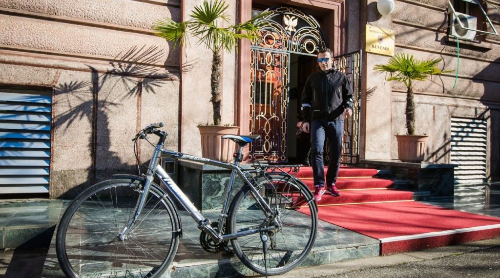 Si gënjeu Veliaj për të justifikuar skandalin e mbylljes së Rrugës së Durrësit, që sot “tironcit” i çon vetëm në Burrel Si gënjeu Veliaj për të justifikuar skandalin e mbylljes së Rrugës së Durrësit, që sot “tironcit” i çon vetëm në Burrel