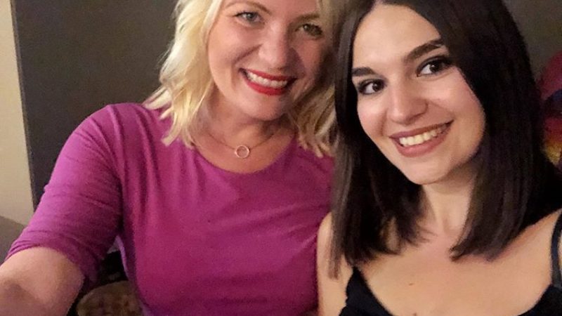 Vesa kosovare dhe Anita serbe, shoqe nga vende të habitshme Vesa kosovare dhe Anita serbe, shoqe nga vende të habitshme