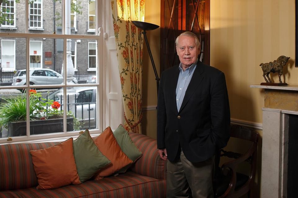 Historia e jashtëzakonshme e miliarderit që s’ka më asnjë kacidhe dhe është i lumtur! Ai fali 8 miliardë dollarë