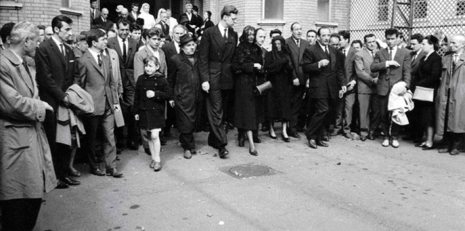 Kush ishte agjenti i Sigurimit që rrëmbeu arkivën e Zogut në mërgim. Gjyqi i Geraldinës me gazetarin francez që publikoi si vodhi Ahmeti thesarin e shtetit Kush ishte agjenti i Sigurimit që rrëmbeu arkivën e Zogut në mërgim. Gjyqi i Geraldinës me gazetarin francez që publikoi si vodhi Ahmeti thesarin e shtetit