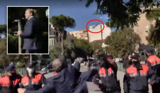 Shpëtim Idrizi bënë “çudira” për të treguar se është patriot: Vrapon në bulevard dhe godet furgonin e policisë: Do t’ju mbaj mend emër për emër e fytyrë për fytyrë, nëse jeni trima shkoni kapini ata vorio-epiriotët Shpëtim Idrizi bënë “çudira” për të treguar se është patriot: Vrapon në bulevard dhe godet furgonin e policisë: Do t’ju mbaj mend emër për emër e fytyrë për fytyrë, nëse jeni trima shkoni kapini ata vorio-epiriotët