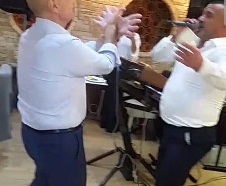 VIDEO+ FOTO/ Ilir Meta shfaqet i dehur në Kamëz duke kërcyer me ish të dënuarin për vrasje VIDEO+ FOTO/ Ilir Meta shfaqet i dehur në Kamëz duke kërcyer me ish të dënuarin për vrasje