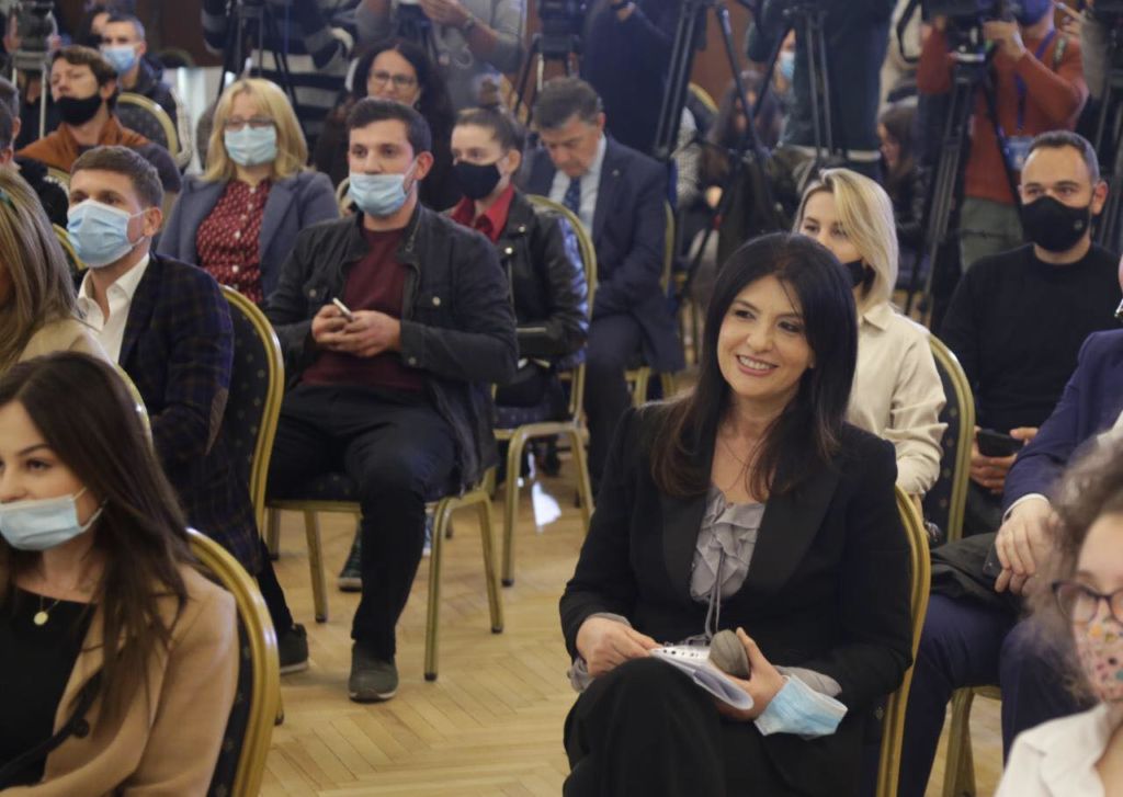 TV-të “fikin” kamerat për promovimin e partisë së Topallit, me përjashtim të TV-së së… familjes Berisha TV-të “fikin” kamerat për promovimin e partisë së Topallit, me përjashtim të TV-së së… familjes Berisha