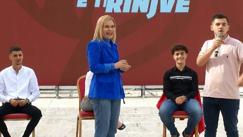 Puthje e përqafime në pandemi! Monika takon kalamajt e LRI: Policia si gjithmonë lejon talljet e saj me ligjin…pa maska Puthje e përqafime në pandemi! Monika takon kalamajt e LRI: Policia si gjithmonë lejon talljet e saj me ligjin…pa maska