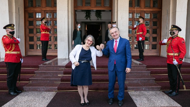 Meta pa maskë me ambasadoren e Francës, s’ndal propagandën dhe sulmin kundër integrimit: Shqipëria larg përmbushjes së kushteve për zhvillimin e Konferencës Ndërqeveritare Meta pa maskë me ambasadoren e Francës, s’ndal propagandën dhe sulmin kundër integrimit: Shqipëria larg përmbushjes së kushteve për zhvillimin e Konferencës Ndërqeveritare