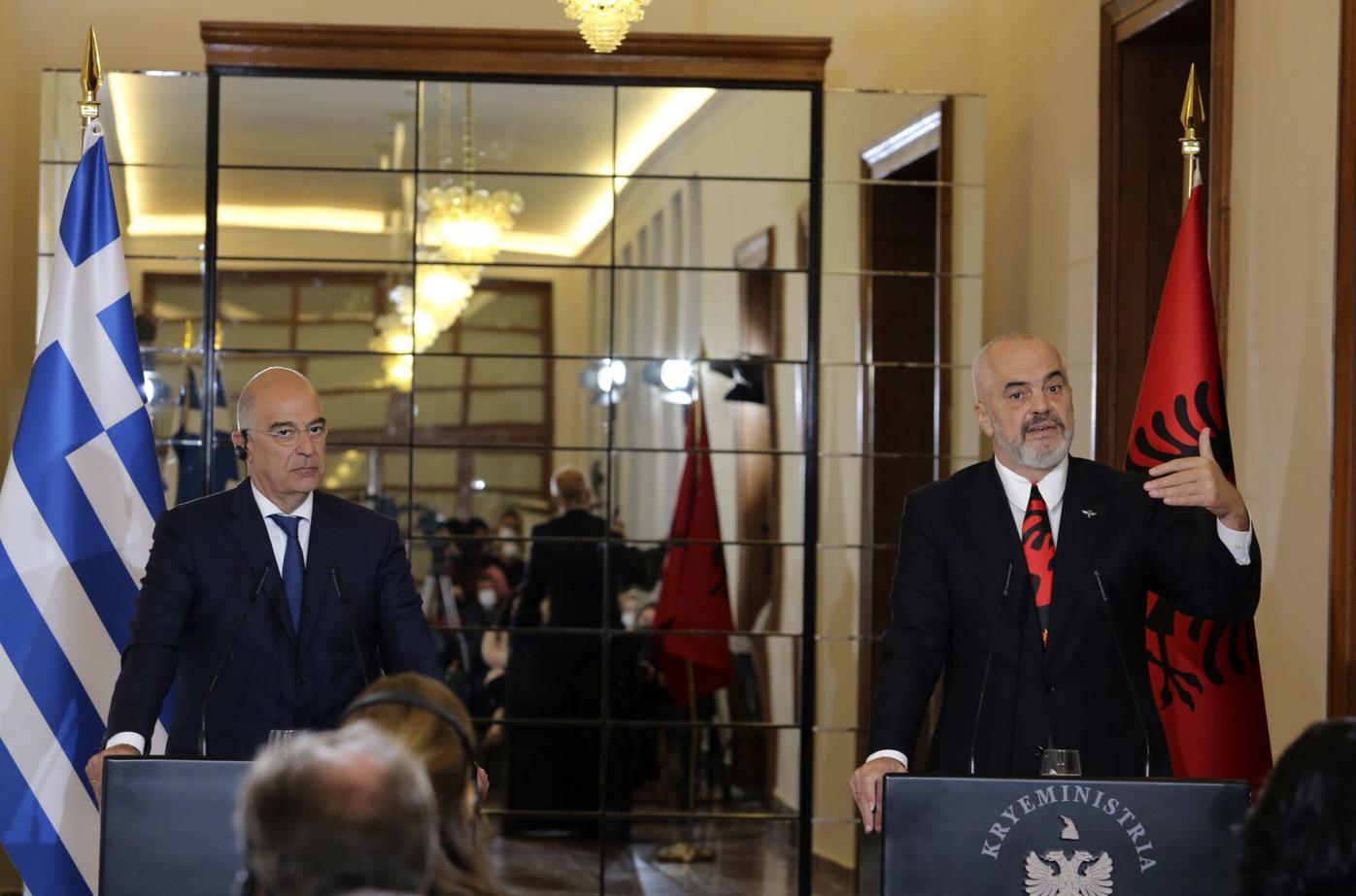 “Greqia fqinj i çmuar”, Rama me kollare me flamurin shqiptar në takimin me ministrin grek: Mbledhje të përbashkët mes dy qeverive, së shpejti heqim ligjin e luftës