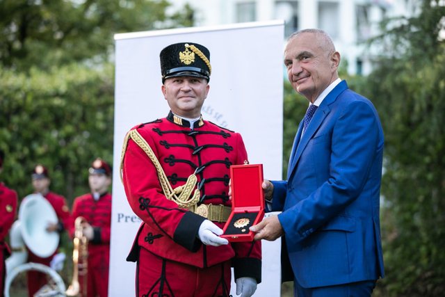 Një dekoratë, një votë! Një dekoratë, një votë!