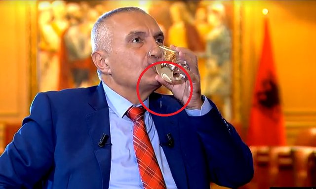 Ilir Meta shfaqet i dehur? Shihni si e humb kontrollin ‘live’, pamjet që e nxjerrin ‘zbuluar’ (Foto) Ilir Meta shfaqet i dehur? Shihni si e humb kontrollin ‘live’, pamjet që e nxjerrin ‘zbuluar’ (Foto)