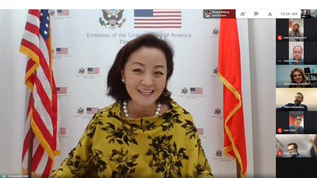 Ambasadorja amerikane, takim me gazetarët në kulmin e presioneve dhe kërcënimeve nga presidenti Meta