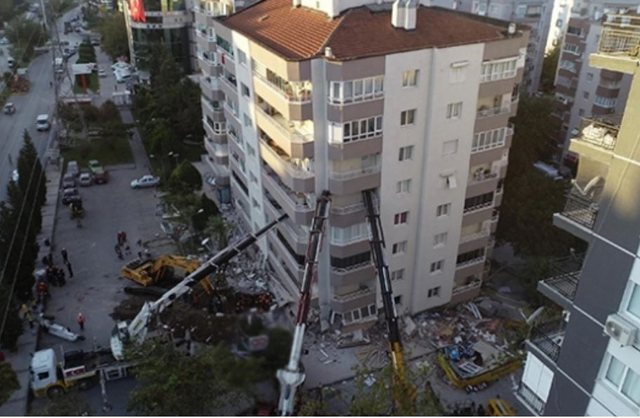 Shokuese/ Tërmeti në Izmir, shikoni si mbahet në “këmbë” pallati gjigant nga 3 vinça, nëse shembet ndodh një tjetër tragjedi (Fotot që po qarkullojnë me shpejtësi në internet)